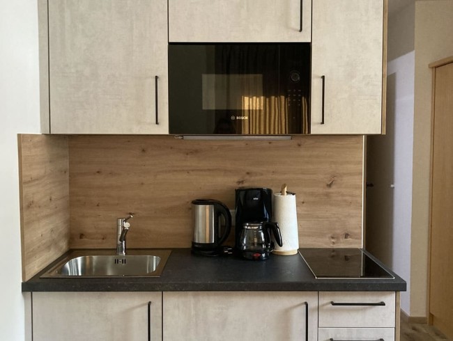 Küchenzeile mit Mikrowelle und Kaffeemaschine